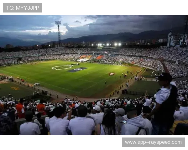 球迷默哀悼念传奇球星，全场掌声持续一分钟