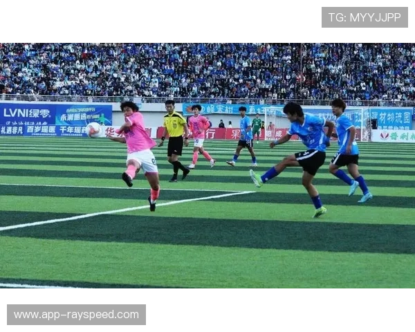 终场哨响，老将乐福与对手拥抱致意展现体育精神